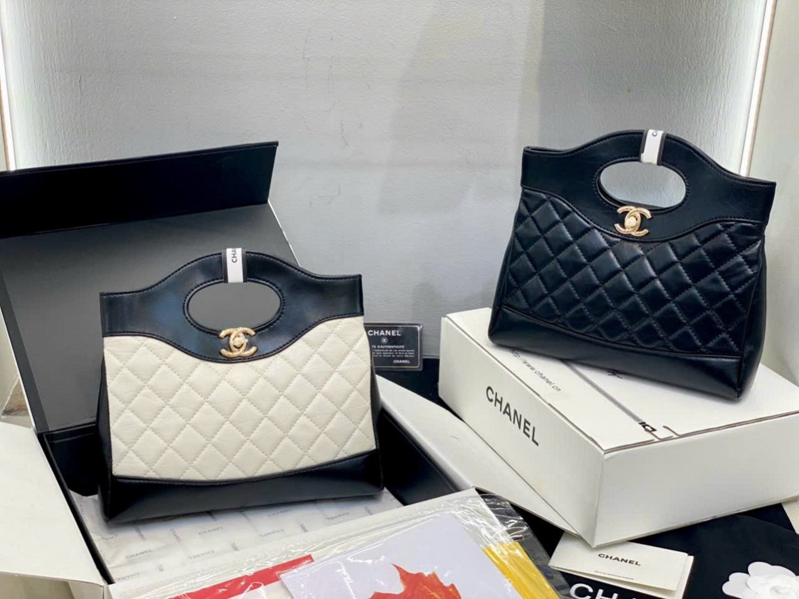 Túi Chanel 31 Mini Shopping Bag – Màu Trắng Đen