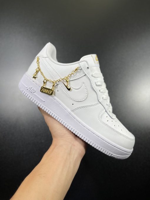 Giày Nike Air Force 1 Trắng Charm Dây Vàng