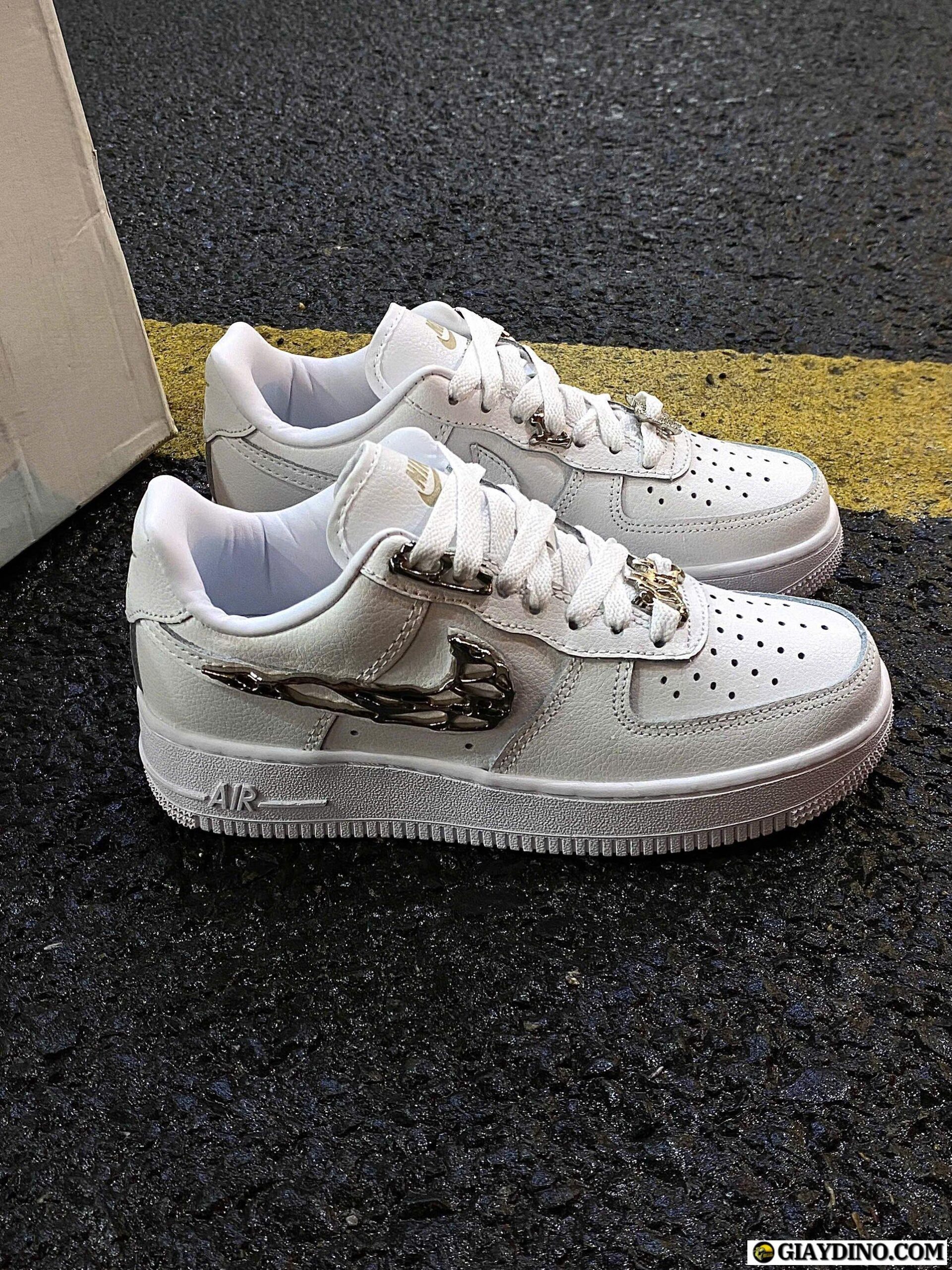 Giày AF1 Trắng Logo Kim Loại White Metal