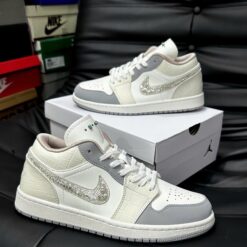 Giay Jordan 1 JD1 Sail Soft Pearl Logo Dinh Cuom Giày Jordan 1 JD1 Sail Soft Pearl Logo Đính Cườm