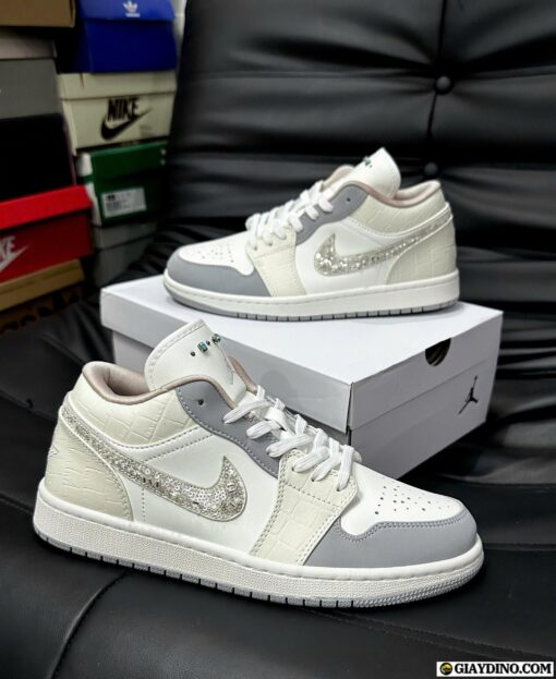 Giày Jordan 1 JD1 Sail Soft Pearl Logo Đính Cườm