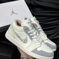 Giay Nike Air Jordan 1 Low Sail Soft Pearl Xam Logo Lap Lanh Giày Nike Air Jordan 1 Low Sail Soft Pearl Xám Logo Lấp Lánh