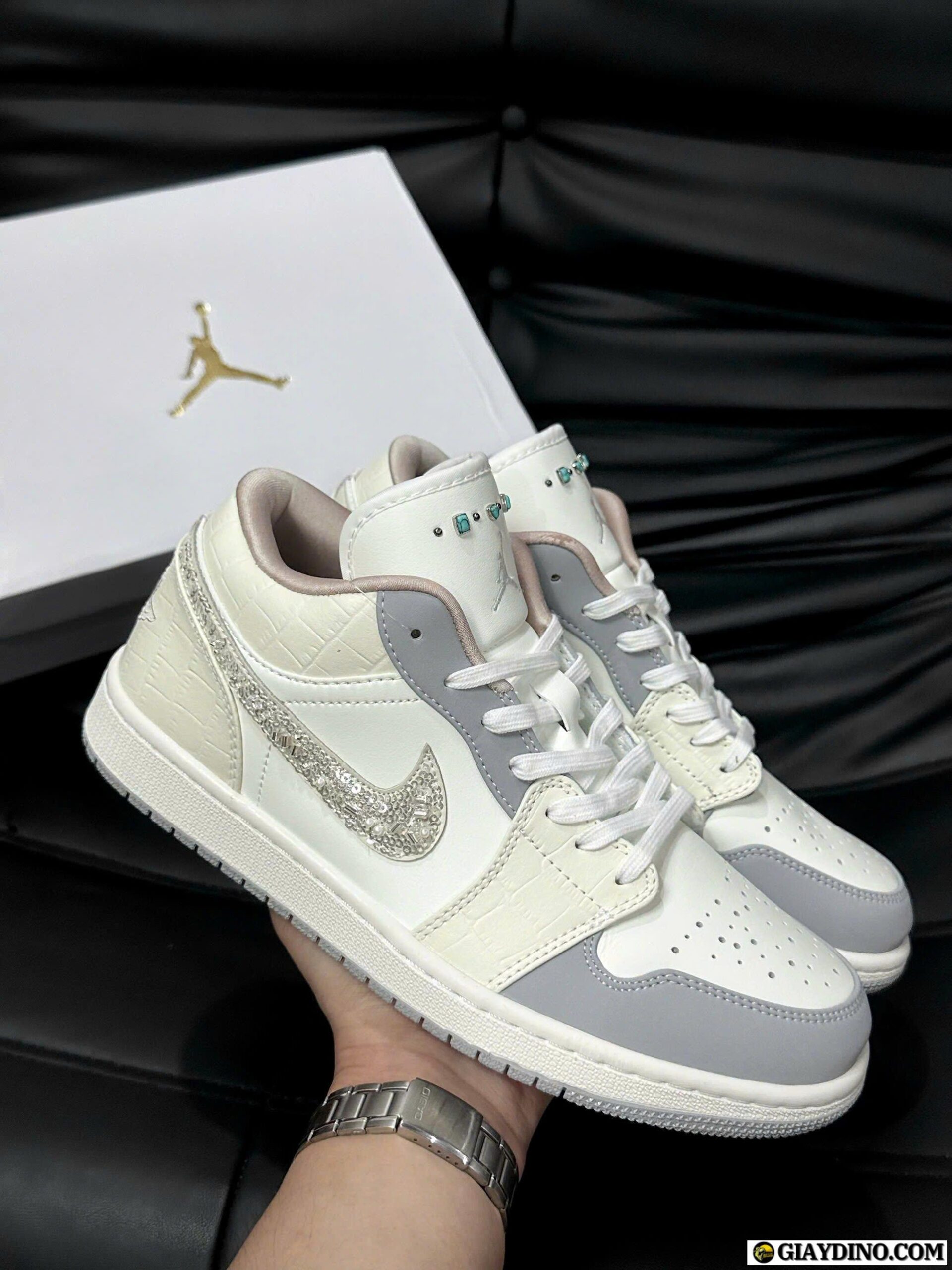 Giay Nike Air Jordan 1 Low Sail Soft Pearl Xam Logo Lap Lanh scaled Giày Nike Air Jordan 1 Low Sail Soft Pearl Xám Logo Lấp Lánh