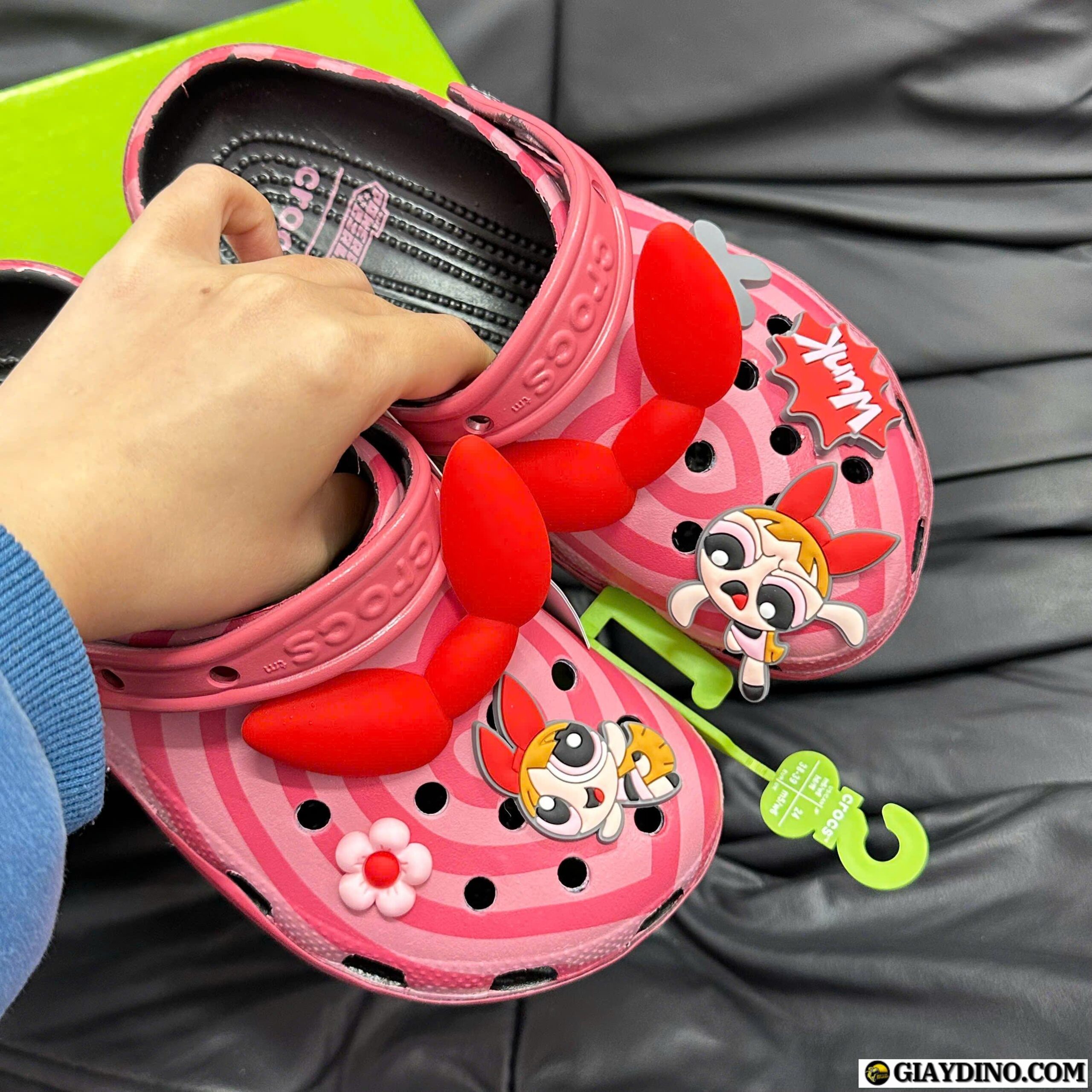 Dép Crocs Classic Clog Powerpuff Girls Blossom Đỏ Hồng Dép Crocs Classic Clog Powerpuff Girls Blossom Đỏ Hồng