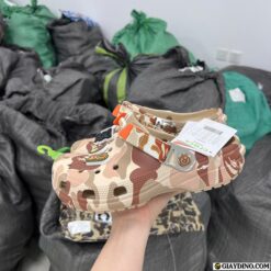 Suc Crocs x BAPE Camo Nau Sục Crocs x BAPE Camo Nâu
