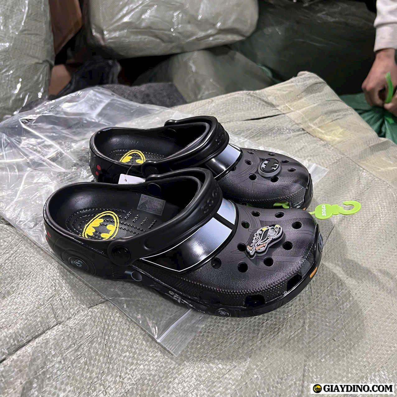 Dép Crocs Classic Clog Batman Batmobile Đen Dép Crocs Classic Clog Batman Batmobile Đen