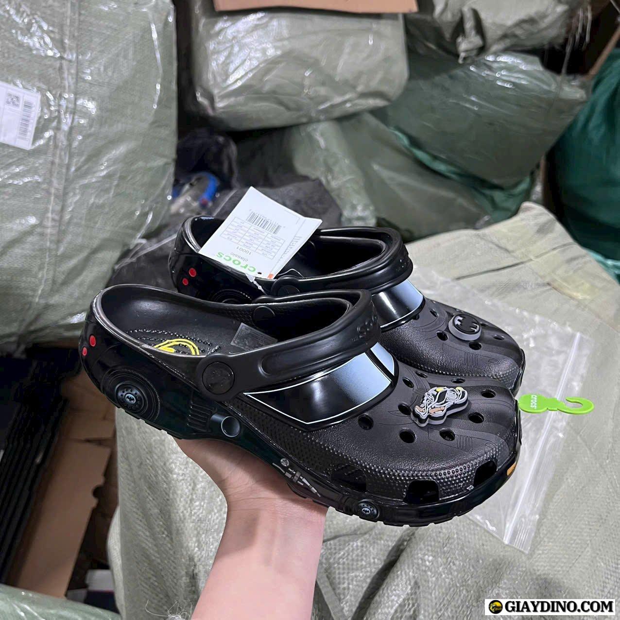 Dép Crocs Đen Classic Clog Batman Batmobile Dép Crocs Đen Classic Clog Batman Batmobile