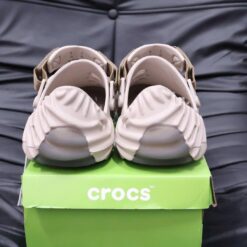 Dep Crocs Salehe Bembury Pollex Clog Horchata Coffee Nau Ca Phe Dép Crocs Salehe Bembury Pollex Clog Horchata Coffee Nâu Cà Phê