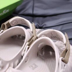 Dep Suc Crocs x Salehe Bembury Pollex Clog Horchata Coffee Dép Sục Crocs x Salehe Bembury Pollex Clog Horchata Coffee