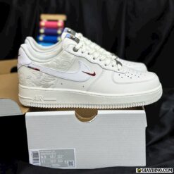 Giay Air Force 1 Low CNY Pegasus Trang Kem Sail Giày Air Force 1 Low CNY Pegasus Trắng Kem Sail