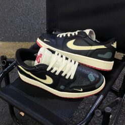 Giay Nike Air Jordan 1 Low OG Better With Time Kem Den Hoa Tiet Giày Nike Air Jordan 1 Low OG Better With Time Kem Đen Họa Tiết