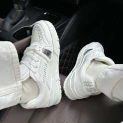 Can canh chi tiet dinh da tren giay LV Trainer White Strass Cận cảnh chi tiết đính đá trên giày LV Trainer White Strass