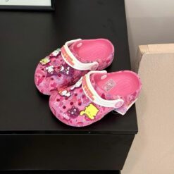 Dep Crocs Hello Kitty Mau Do Hoa Tiet Dang Yeu Dép Crocs Classic Clog x Hello Kitty 208527-680