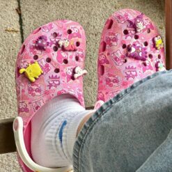Dep Suc Crocs Classic x Hello Kitty Ban Dep Full Jibbitz Dép Crocs Classic Clog x Hello Kitty 208527-680