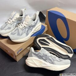 Giay Chay Bo The Thao Asics Novablast 5 Mau Kem Xam Giày Chạy Bộ Thể Thao Asics Novablast 5 Màu Kem Xám