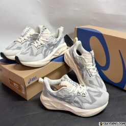 Giay Chay Bo The Thao Asics Novablast 5 Mau Kem Xam De Kim Cuong Giày Chạy Bộ Thể Thao Asics Novablast 5 Màu Kem Xám Đế Kim Cương