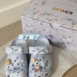 Dep Crocs Classic Love Shack Fancy Clogs Blue White Gia Tot Dép Crocs Classic Love Shack Fancy Clogs Blue White Giá Tốt