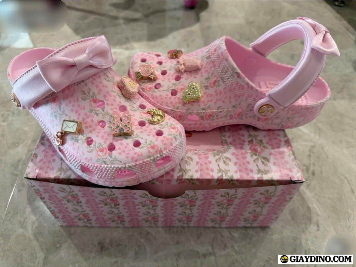 Dép Crocs Love Shack Fancy Trắng Hồng Kèm Charm Dép Crocs Love Shack Fancy Trắng Hồng Kèm Charm