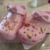 Dep Crocs Love Shack Fancy Trang Hong Kem No Gan Jibbitz Xinh Xan Dép Crocs Love Shack Fancy Trắng Hồng Kèm Nơ Gắn Jibbitz Xinh Xắn