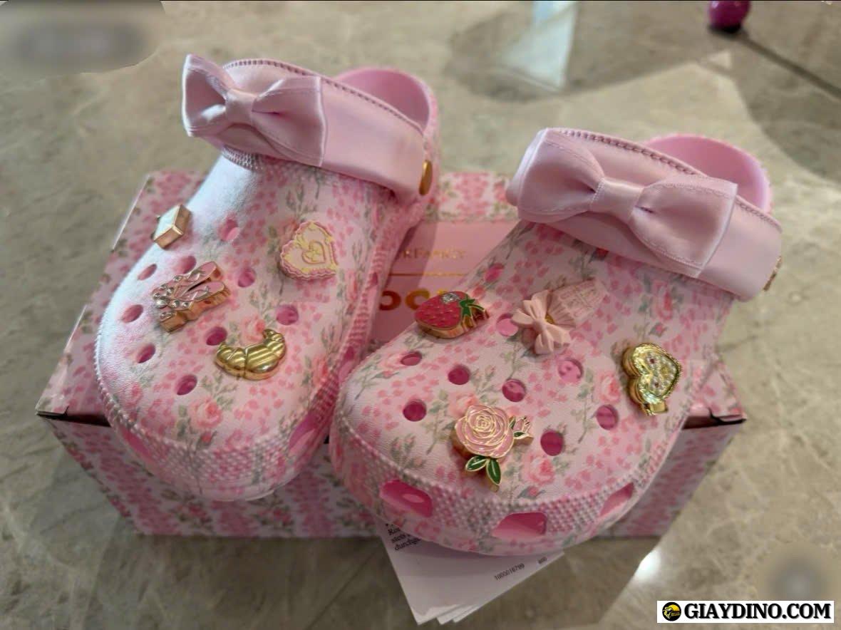 Dép Crocs Love Shack Fancy Trắng Hồng Kèm Nơ Gắn Jibbitz Xinh Xắn Dép Crocs Love Shack Fancy Trắng Hồng Kèm Nơ Gắn Jibbitz Xinh Xắn