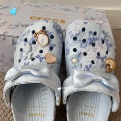 Dep Crocs Love Shack Fancy Xanh Trang Kem No Gan Jibbitz Xinh Xan Dép Crocs Love Shack Fancy Xanh Trắng Kèm Nơ Gắn Jibbitz Xinh Xắn
