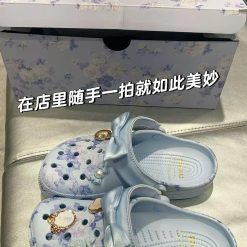 Dep Suc Crocs Classic Love Shack Fancy Clogs Blue White Hang Cao Cap Fullbox Dép Sục Crocs Classic Love Shack Fancy Clogs Blue White Hàng Cao Cấp Fullbox