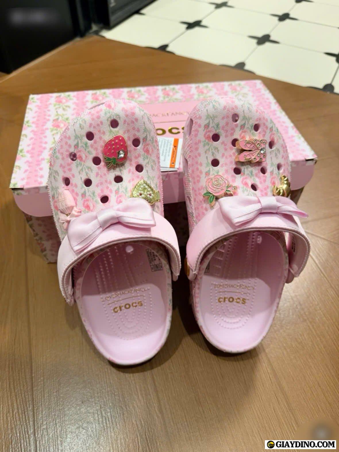 Dép Sục Crocs Love Shack Fancy Màu Trắng Hồng Dép Sục Crocs Love Shack Fancy Màu Trắng Hồng