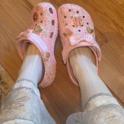 Dep Suc Crocs Love Shack Fancy Trang Hong Hoa Tiet Dép Sục Crocs Love Shack Fancy Trắng Hồng Họa Tiết