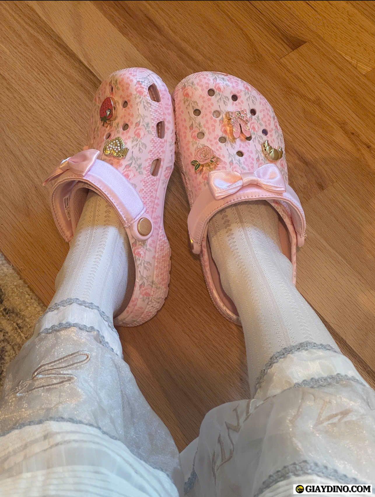 Dép Sục Crocs Love Shack Fancy Trắng Hồng Họa Tiết Dép Sục Crocs Love Shack Fancy Trắng Hồng Họa Tiết