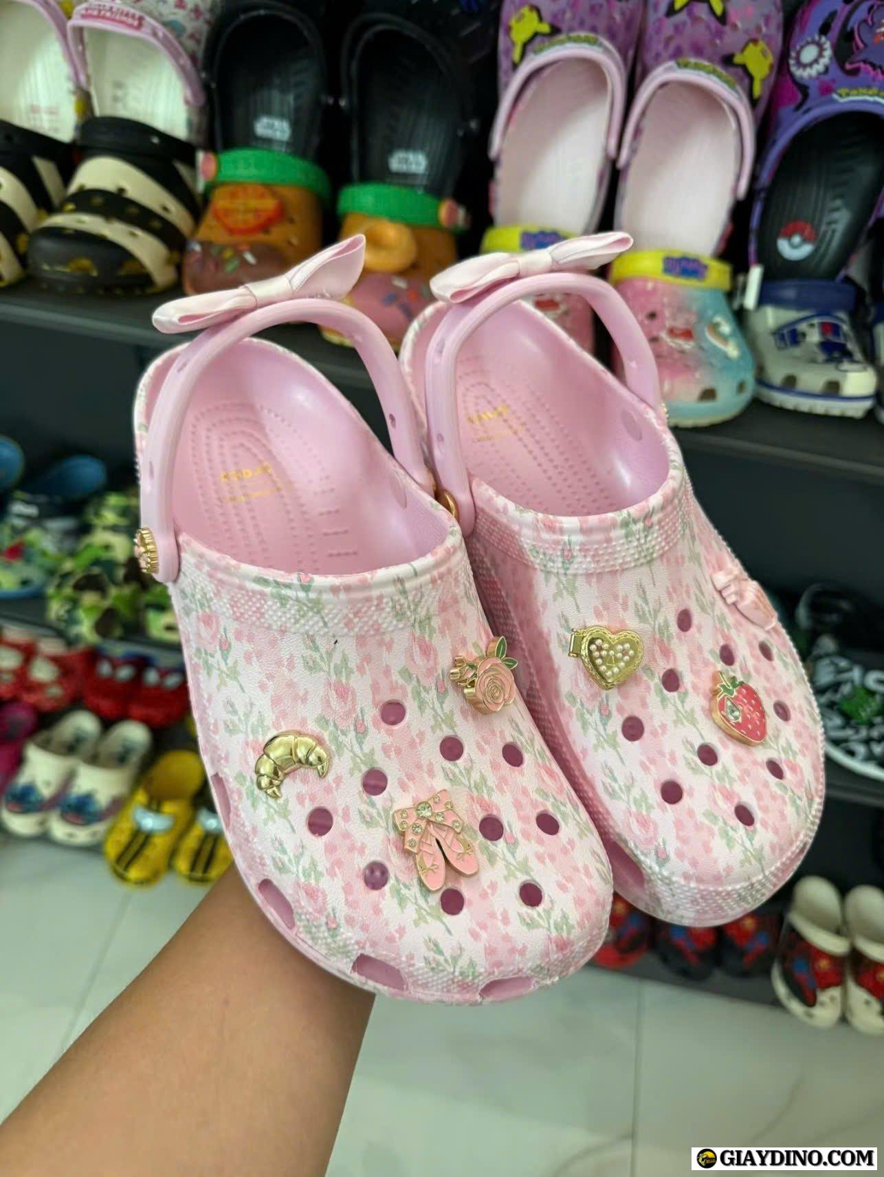 Dép Sục Nữ Crocs Love Shack Fancy Trắng Hồng Chất Lượng Chuẩn Full Box Dép Sục Nữ Crocs Love Shack Fancy Trắng Hồng Chất Lượng Chuẩn Full Box