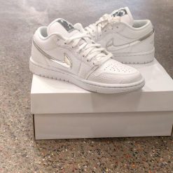 Giay Jordan 1 Low SE White Metallic Silver Trang Logo Bac Giày Jordan 1 Low SE White Metallic Silver Trắng Logo Bạc