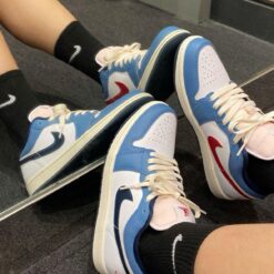 Giay Nike Air Jordan 1 Low Motion Blue Logo Den Do Giày Nike Air Jordan 1 Low Motion Blue Logo Đen Đỏ