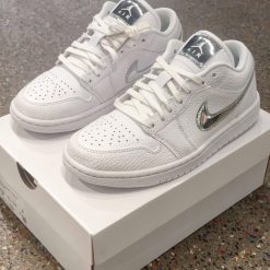 Giay Nike Air Jordan 1 Low SE White Metallic Silver Trang Giày Nike Air Jordan 1 Low SE White Metallic Silver Trắng