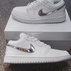 Giay Sneaker Nike Air Jordan 1 Low SE Tone Trang Bac Giày Sneaker Nike Air Jordan 1 Low SE Tone Trắng Bạc