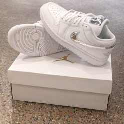 Giay Sneaker Nike Air Jordan 1 Low SE White Metallic Silver Giày Sneaker Nike Air Jordan 1 Low SE White Metallic Silver