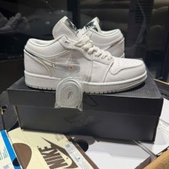 Giay Sneaker Nike Air Jordan 1 Low SE White Metallic Silver Fullbox Giày Sneaker Nike Air Jordan 1 Low SE White Metallic Silver Fullbox