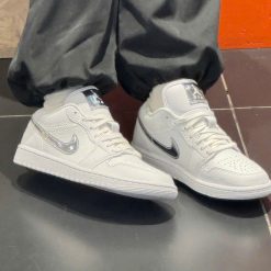 Giay Sneaker Nike Air Jordan 1 Low SE White Metallic Silver Hang Cao Cap Giày Nike Air Jordan 1 Low SE White Metallic Silver IQ9381-100