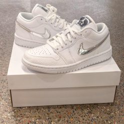 Giay Sneaker Nike Air Jordan 1 Low SE White Silver Giày Sneaker Nike Air Jordan 1 Low SE White Silver