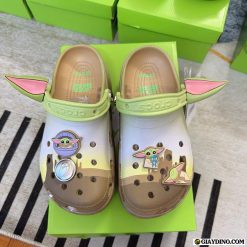 Dep Crocs Grogu Baby Yoda Star Wars Kem Charm Jibbitz Dép Crocs Grogu Baby Yoda Star Wars Kèm Charm Jibbitz