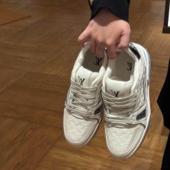 Giay Nam Nu Louis Vuitton LV Trainer 54 Trang Xam Chuan Form Giày Nam Nữ Louis Vuitton LV Trainer 54 Trắng Xám Chuẩn Form