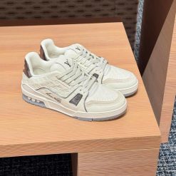 Giay The Thao Nam Nu Louis Vuitton LV Trainer 54 Trang Xam Giày Thể Thao Nam Nữ Louis Vuitton LV Trainer 54 Trắng Xám