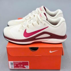 Giay The Thao Nike Court Air Zoom Vapor 12 Mau Trang Kem De Do Man Giày Thể Thao Nike Court Air Zoom Vapor 12 Màu Trắng Kem Đế Đỏ Mận